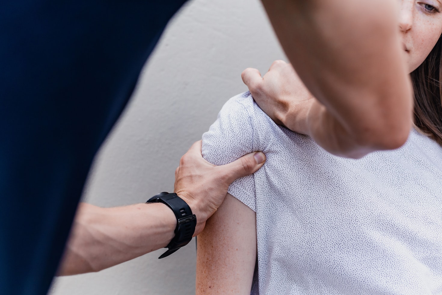 Physiotherapeut behandelt Schulter einer Patientin – Schulter-Impingement Therapie